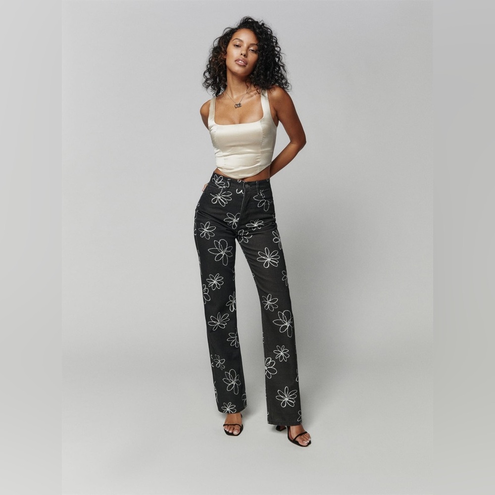 Daisy High Rise Straight Long Jeans
Color: Blooms
Size: 26